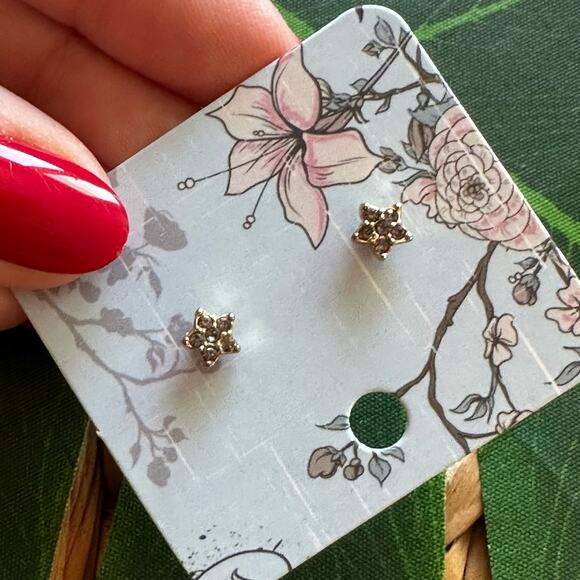 BOGO FREE FLOAL SNOKY CRYSTAL STUD EARRINGS - Picture 3 of 6